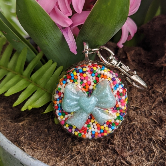 Honey Bumpkins Accessories - Resin Keychain - Sprinkles Bow
